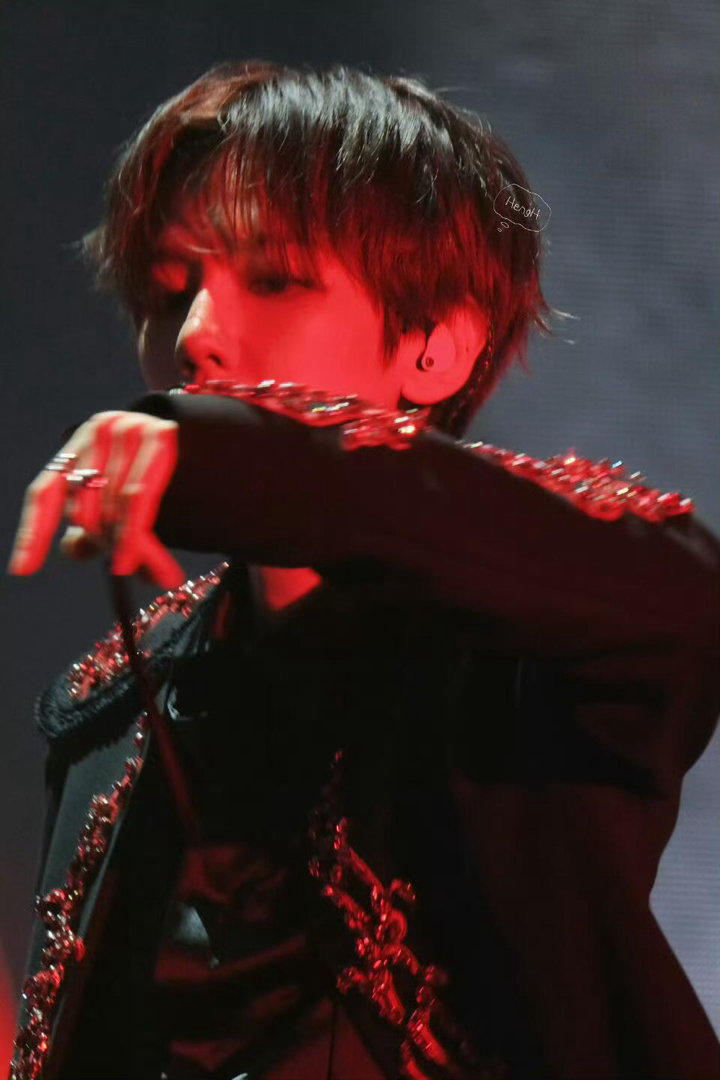 边伯贤不再依赖哥哥标准答案 边伯贤这个回答真的绝了！不是讲道理，是给安全感。“你