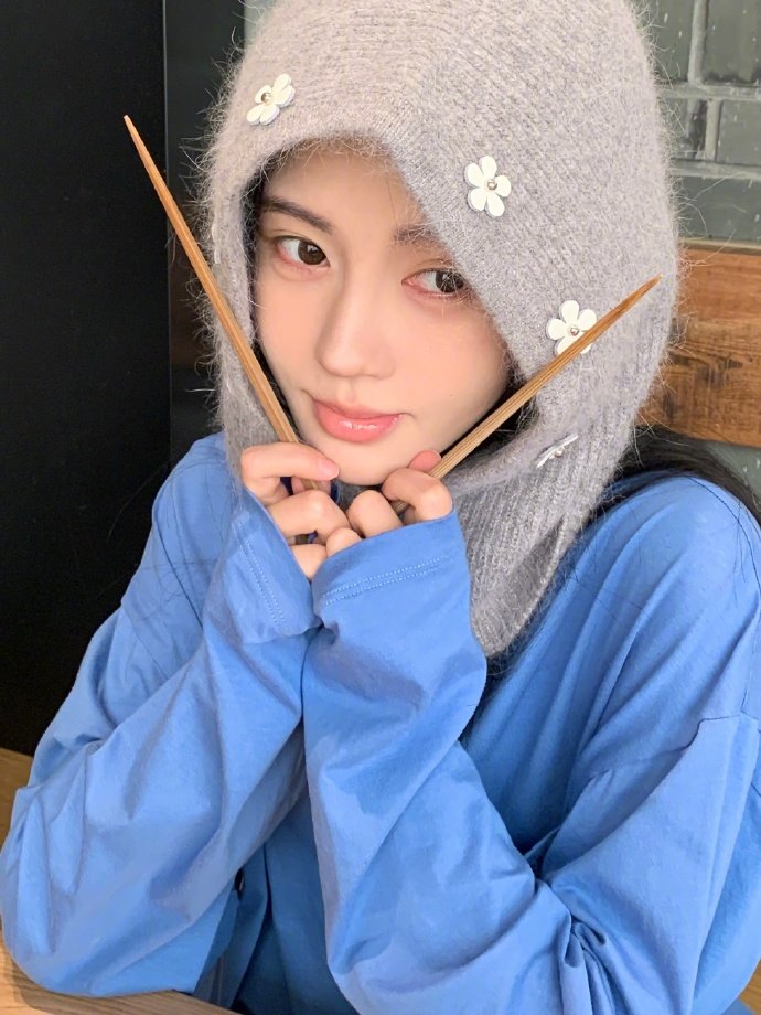 鞠婧祎触手可及的浪漫是放饭 哇塞鞠婧祎放饭live好美呀，灰色花朵针织帽搭配蓝色