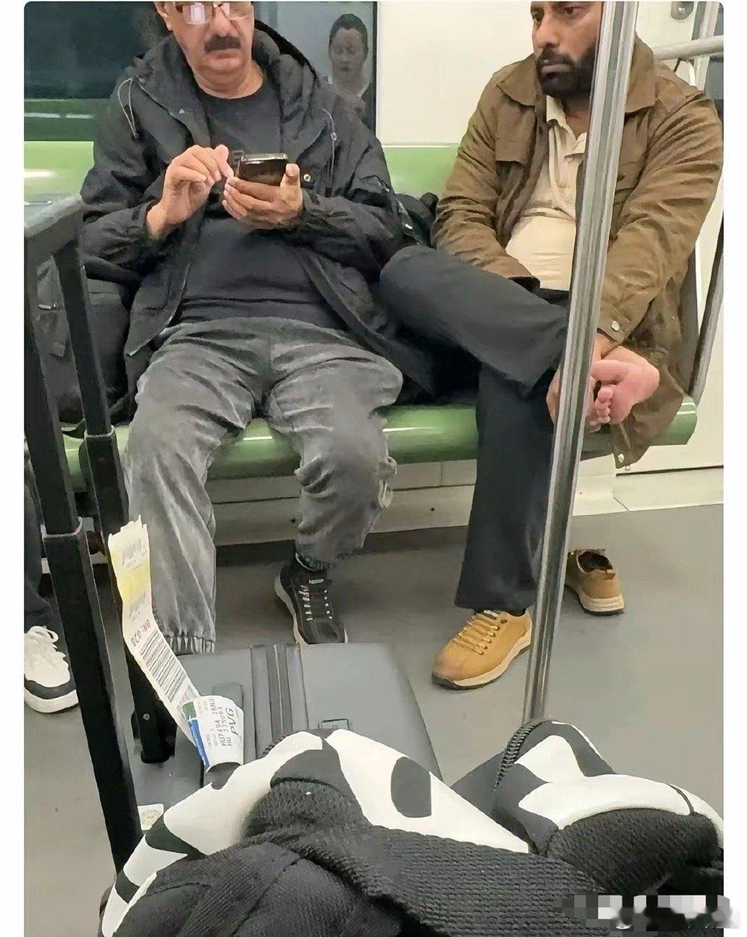 还是上海地铁，还是印度阿三。这次没有用手抓饭吃，他们脱了鞋用手抠脚趾。坐在对面都