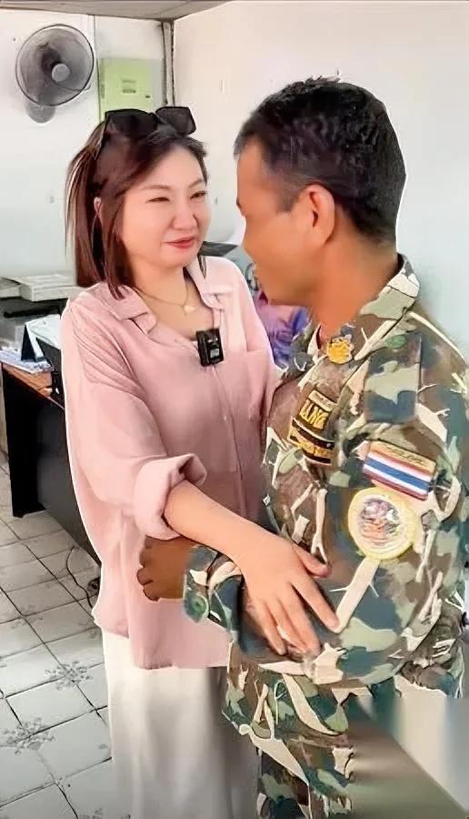 救命恩人！

五年后重逢。

王暖暖回到乌汶帕登，一眼就认出那个腼腆的制服身影—
