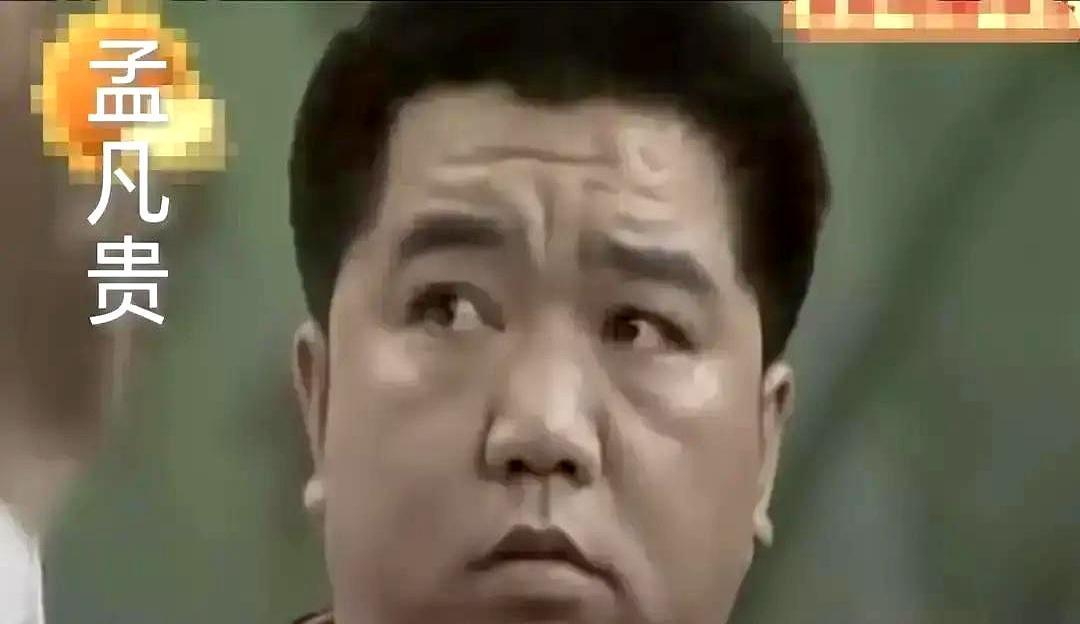 灵堂之上，一只手伸了过去。
不是搀扶，是“抢”。
镜头一晃。
人影交错。
就这3