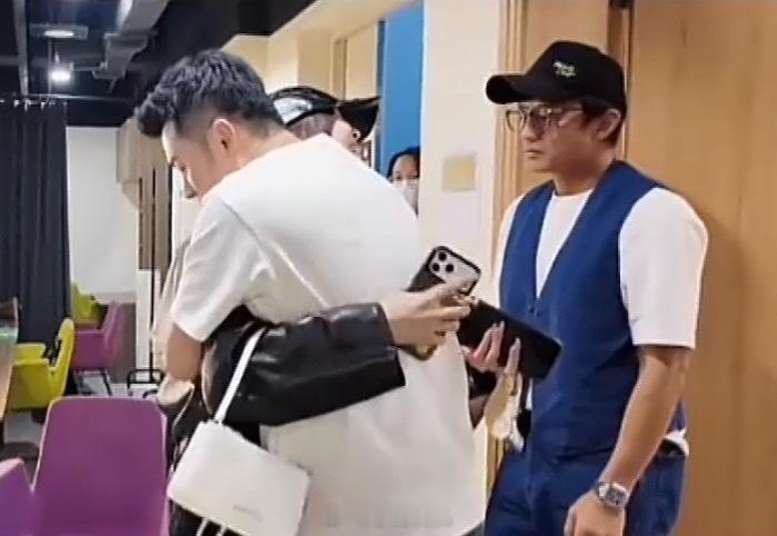 Angelababy陈赫拥抱初中的回忆啊。当时每天都在等跑男，为了撕名牌特意十几