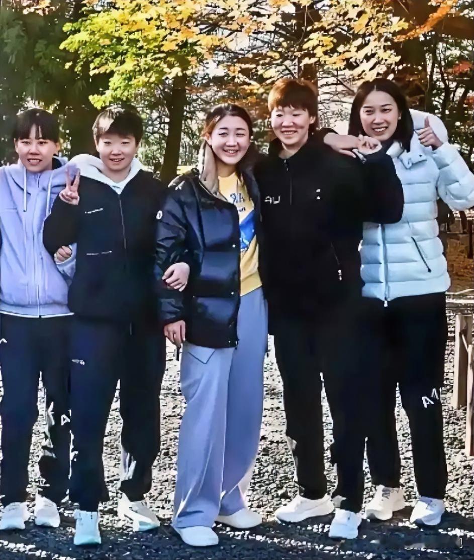 五位运动员游玩合影。看个个都青春靓丽，个个有朝气！左起：陈幸同、孙颖莎、陈梦、王