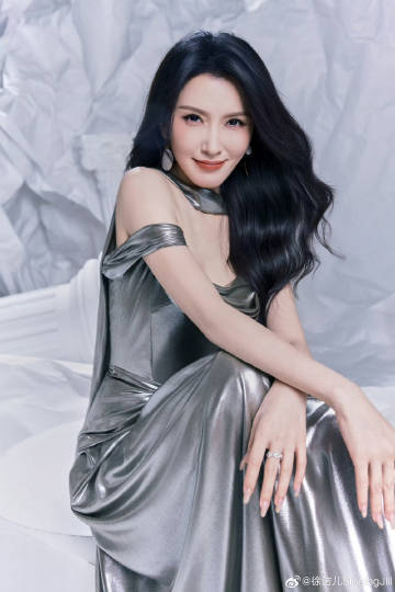徐洁儿跳广场舞的年纪跳女团舞 尽管身边的人都在跳广场舞，但徐洁儿依然勇敢追逐自己