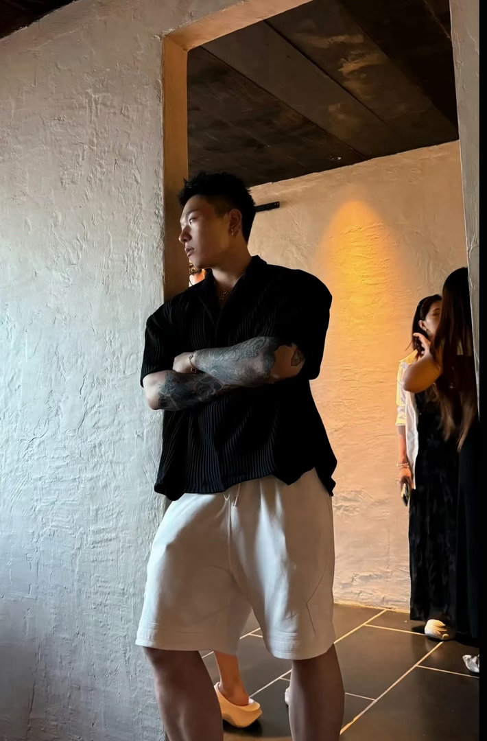 陪女友逛街买衣服的男孩子。 