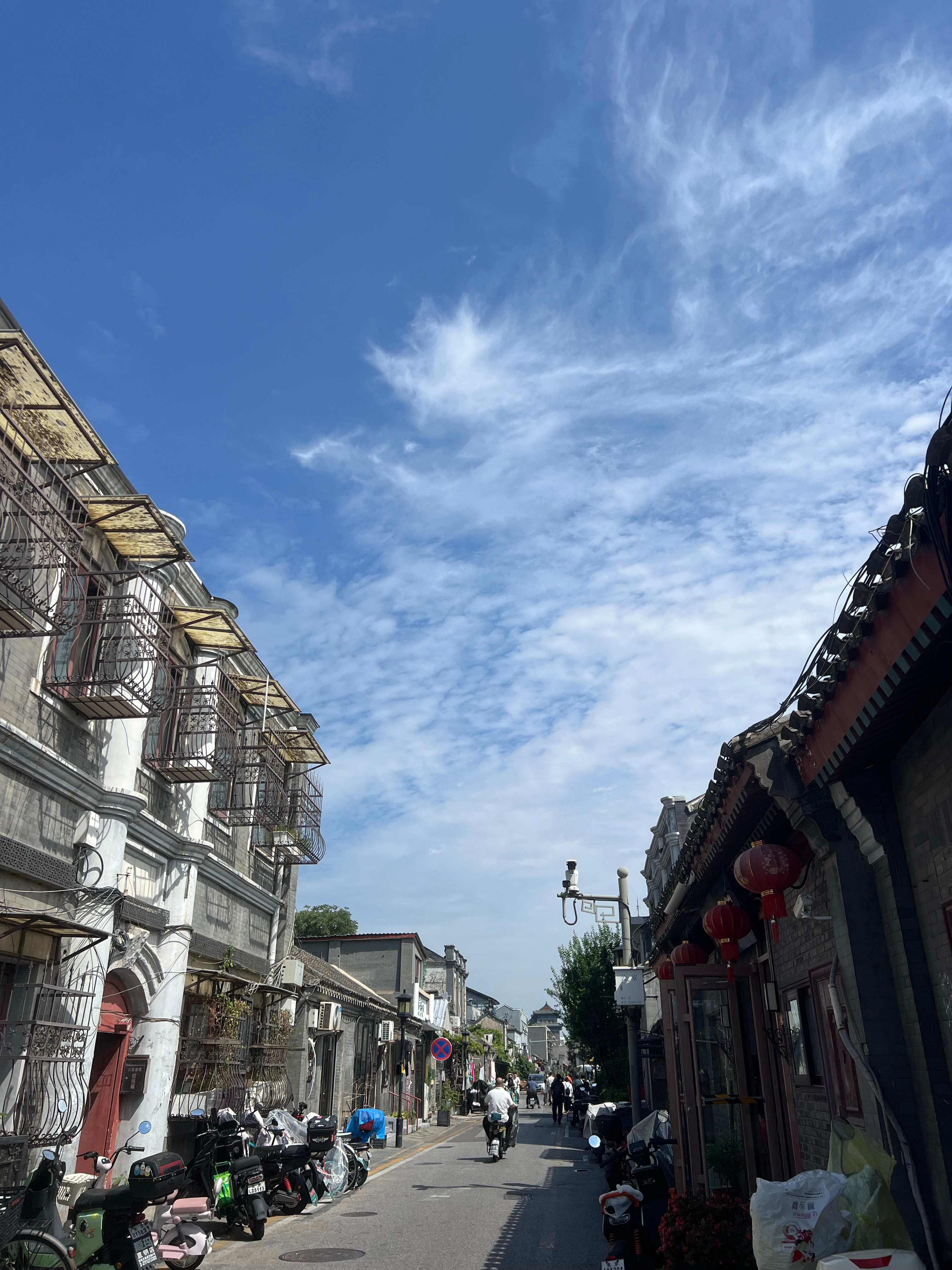 午后，骄阳，碧空，等开会前胡同里走走，北京的胡同真挺好，就走走看看，一个人随意溜