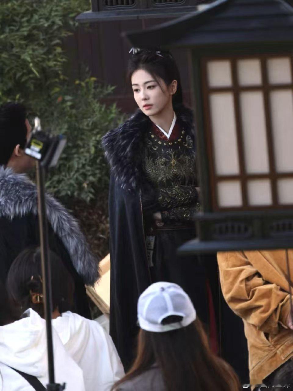 白鹿唐宫路透  白鹿高马尾路透 白鹿《唐宫奇案》路透🈶 初见李佩仪，高马尾帅我