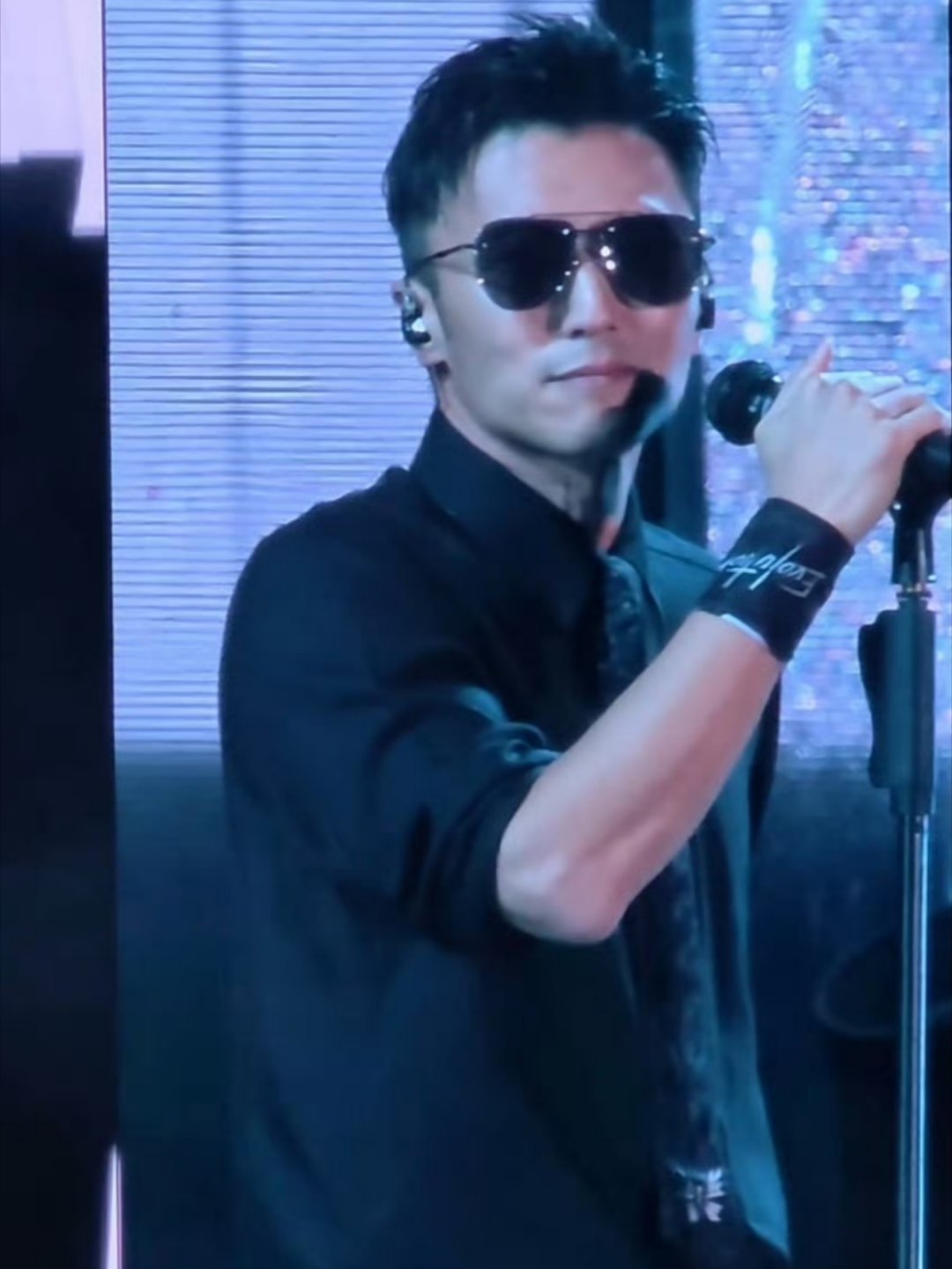 谢霆锋演唱会状态感觉他从出道到现在好像都是这个样子 