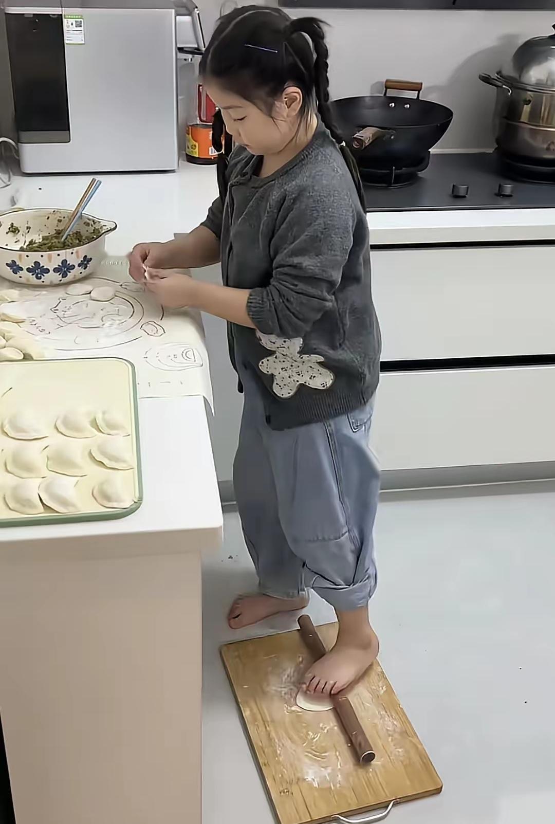 你能想象吗？一碗饺子下肚，我竟发现个惊掉下巴的秘密——饺子皮是脚擀的！这到底咋回