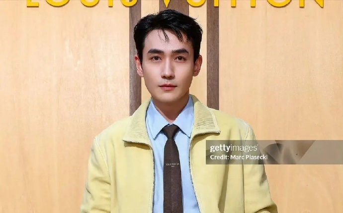 朱一龙找文班亚马合影朱一龙时装周G社出图 巴黎秀场珍贵跨圈同框，朱一龙主动邀约文
