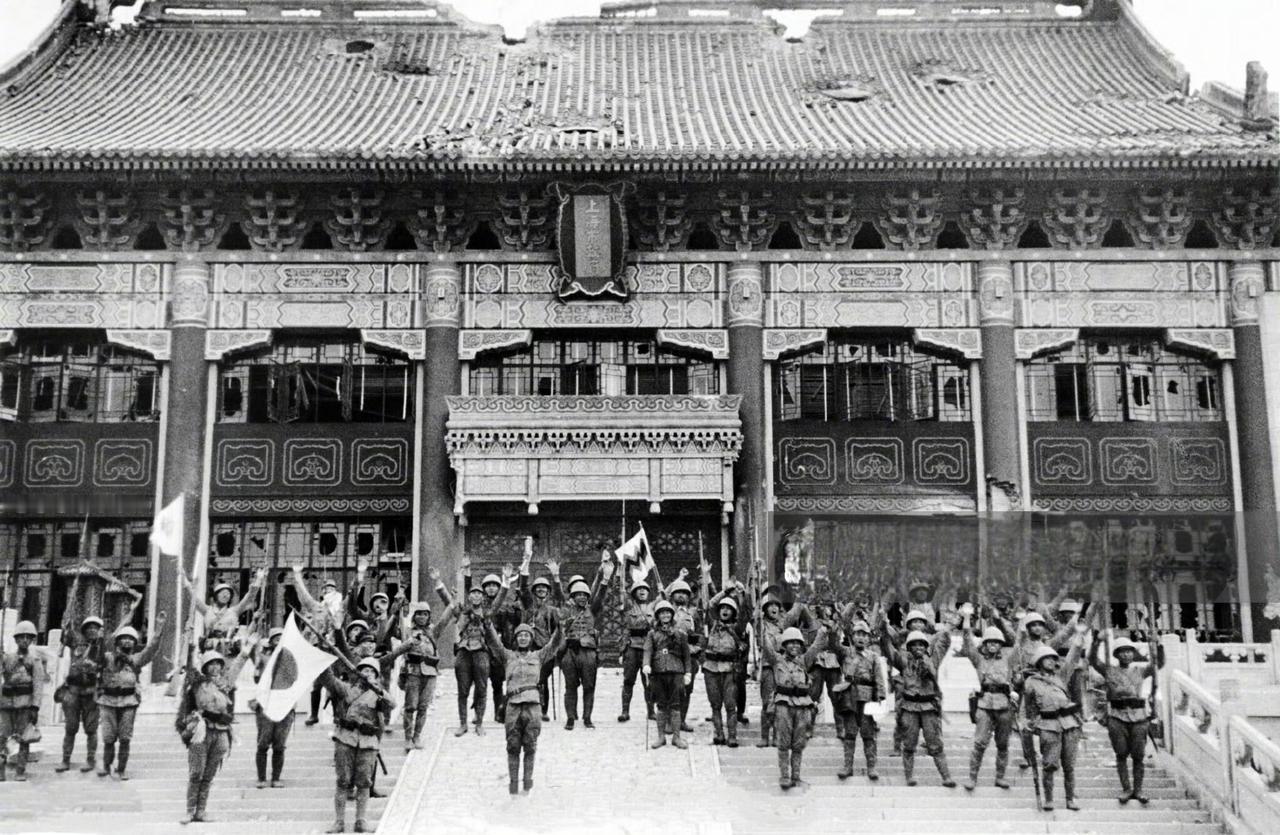 这是一张记录1937年淞沪会战之后日军占领上海市政府的历史照片：
 
1937年