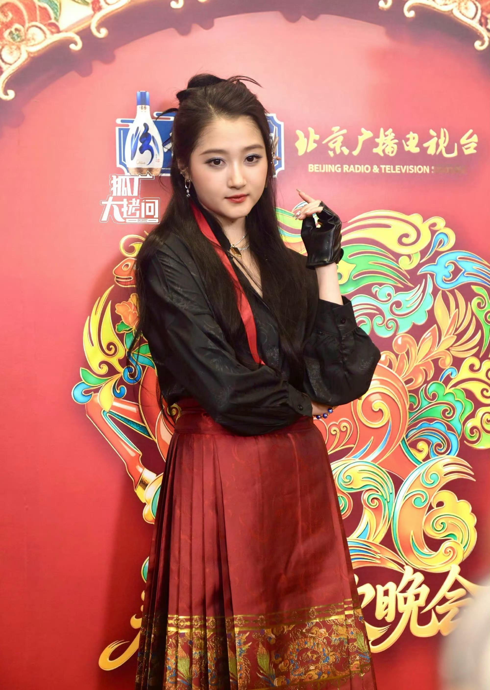 关晓彤北京春晚采访路透彤姐私下一点医美都不做的 