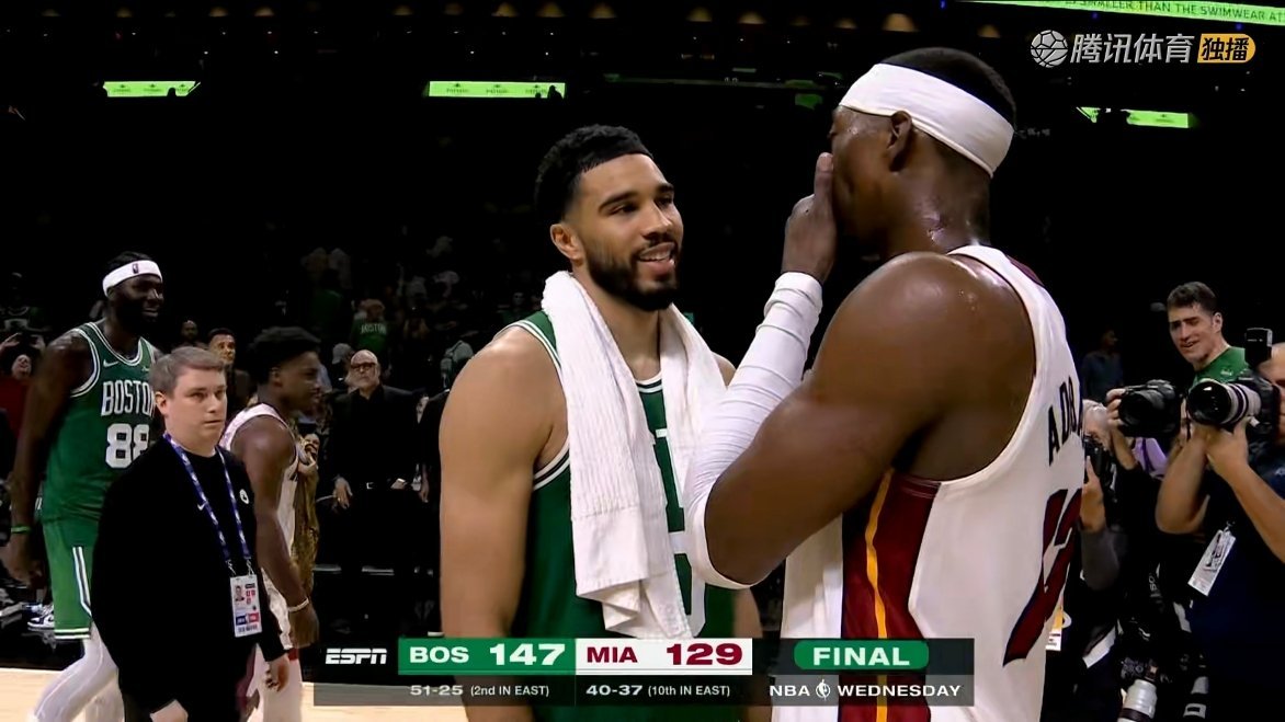 凯尔特人打出一场高输出的大胜，全队21记三分。杰伦-布朗43分7助，塔图姆25分