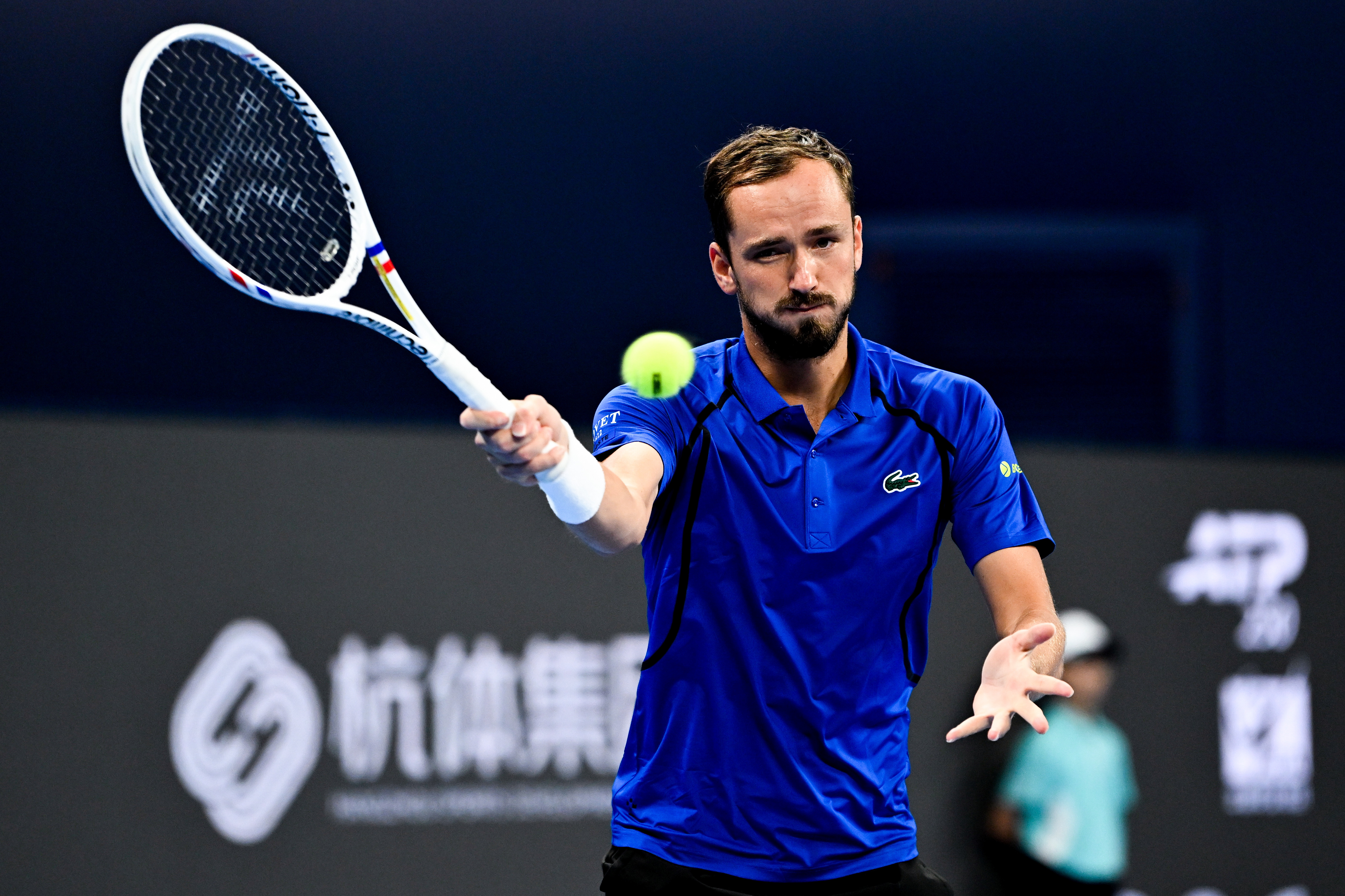 ATP杭州赛男单1/4决赛，头号种子梅德韦杰夫拒绝被逆转，决胜盘破发制胜以6-3