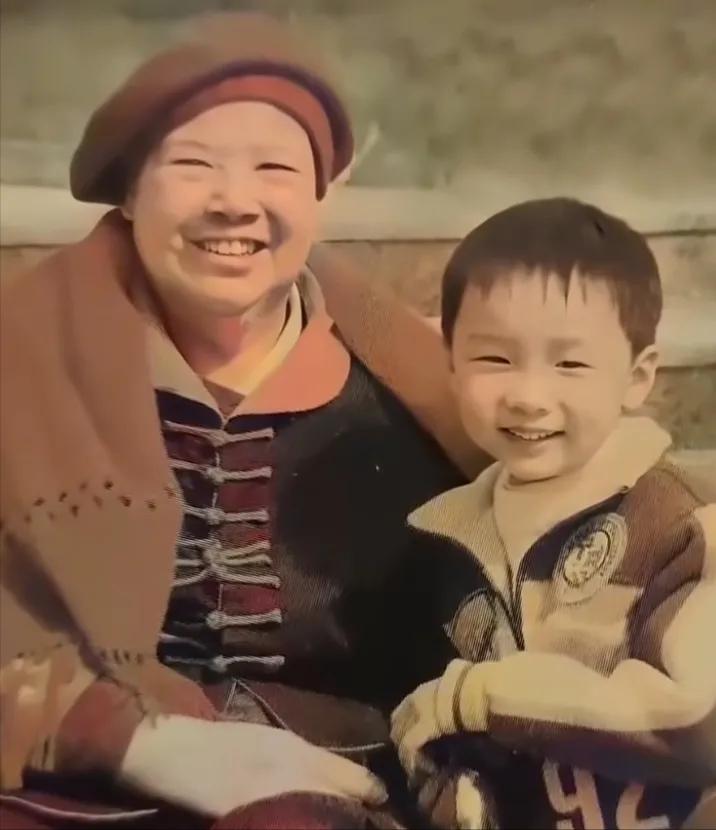 这是69岁的邵华和孙子毛东东的真实容貌，都看看吧，邵华对于孙子非常的喜爱，脸上都