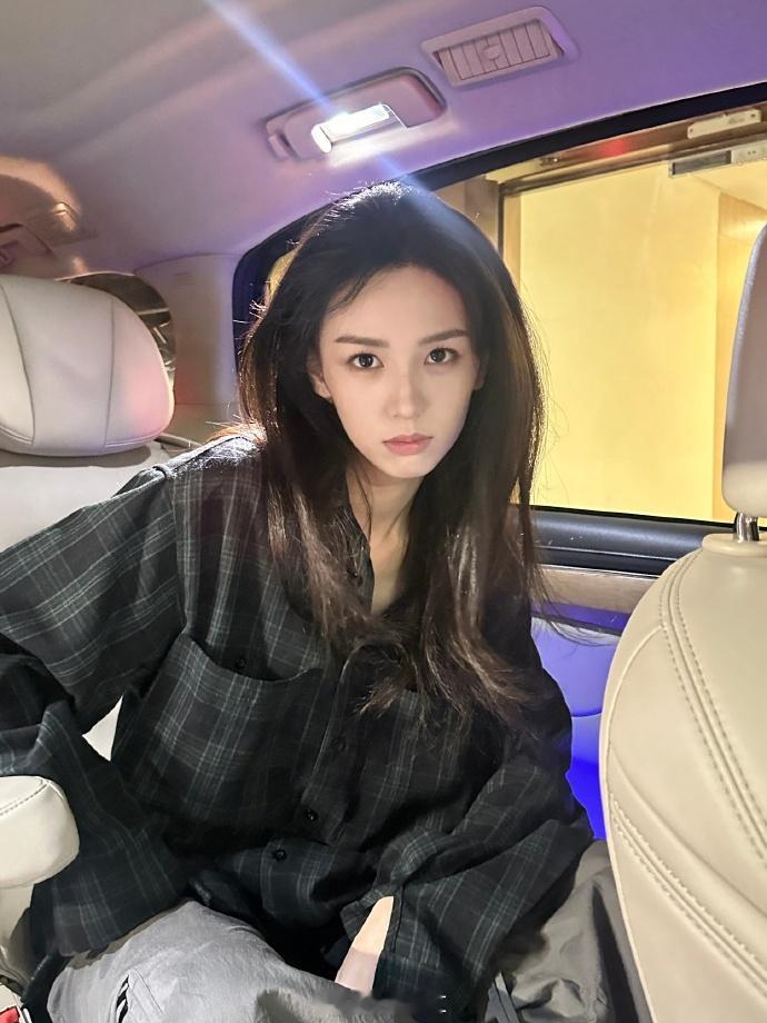 #周也说我抬头看到了心心##周也抬头看到了爱心云# 周也晒车内随拍展示爱心云，她