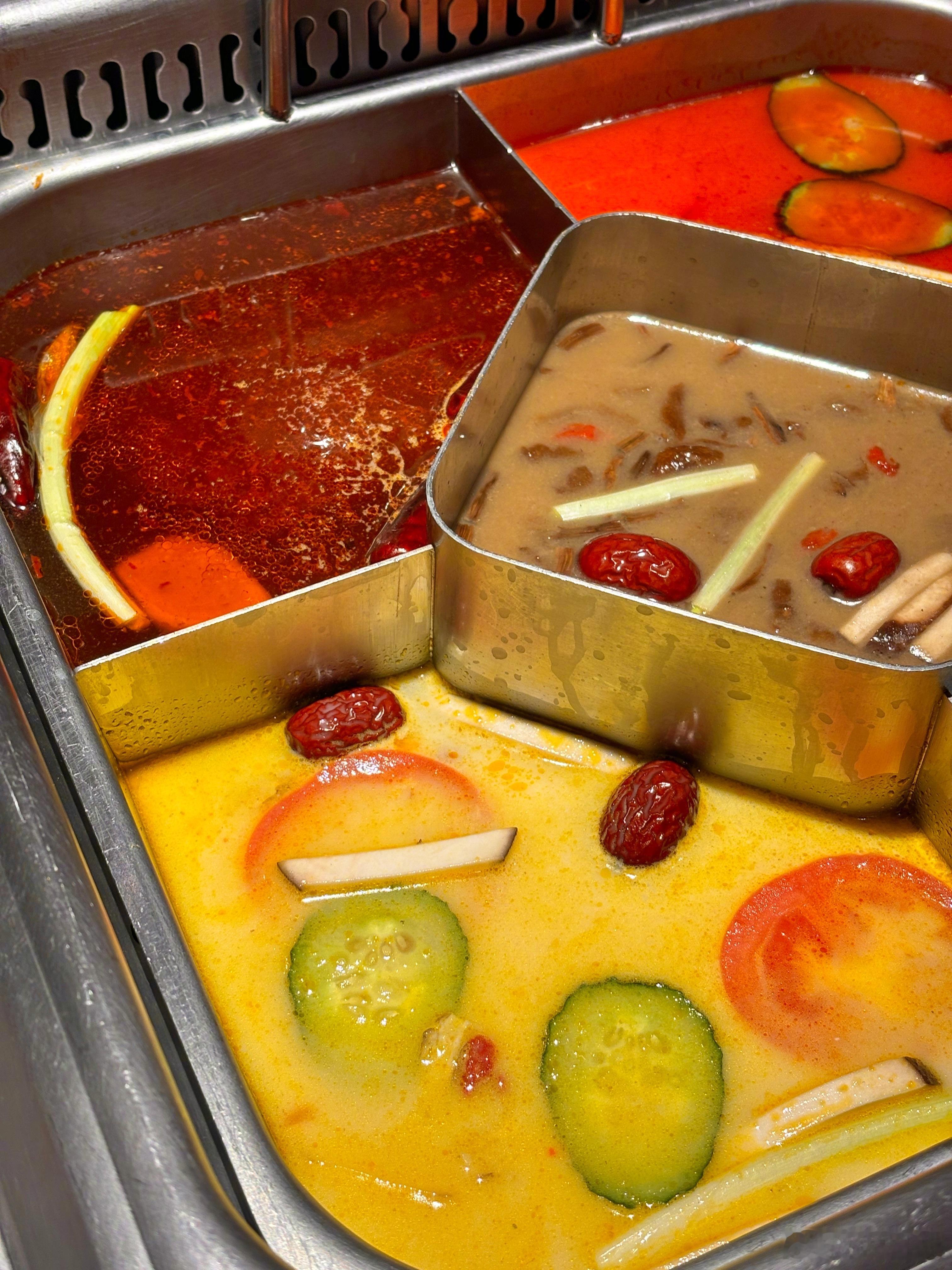 忙一天了才吃饭，今天太冷了，中午的温度都在零下，户外拍素材挺遭罪的，不过还好晚上