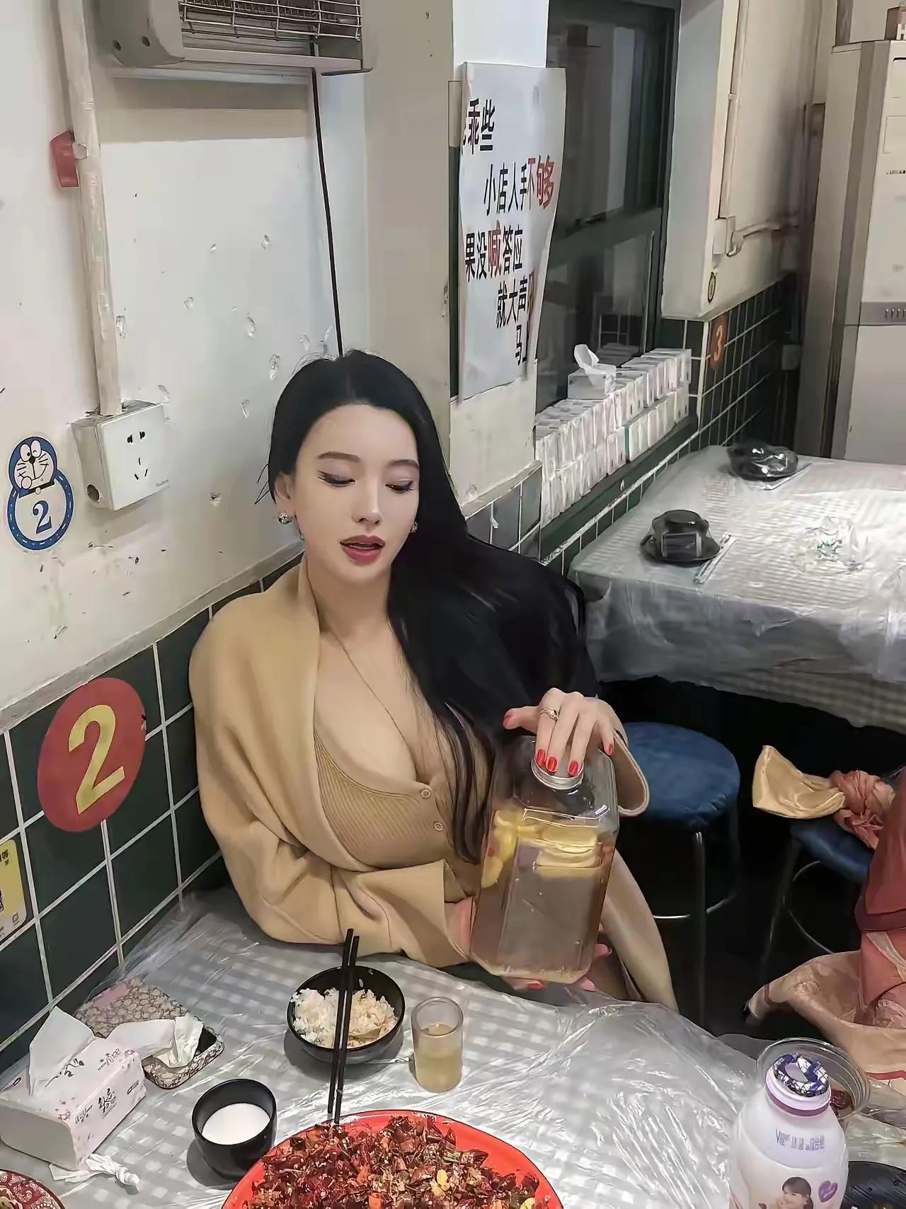 在外面一个人少喝点[看][灵光一闪][灵光一闪][灵光一闪]早点回去休息[灵光一