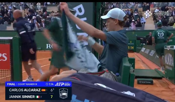 阿卡浪出代价！！
耗时1小时14分！！
辛纳7-6险胜拿下首盘！！
在正在进行的