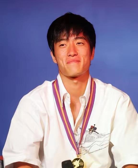 2004年刘翔跨栏夺冠后，开发商送他一套225万的房子，他豪气地送给教练，不料，