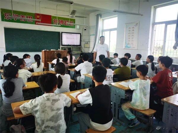 【教师风采】武国亮：扎根乡村育桃李 以球逐梦润童心
三尺讲台存初心，一腔热忱育新