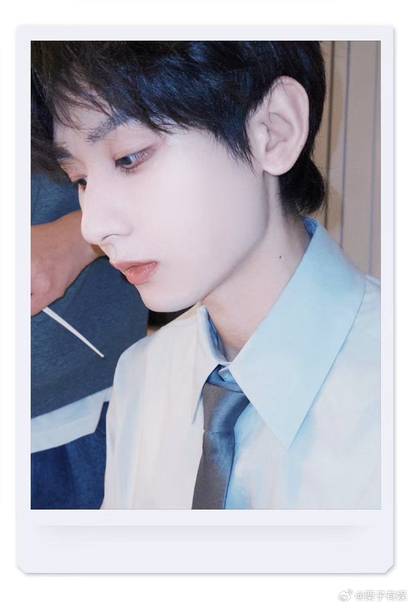 成毅怼脸明信片成毅侧脸明信片成毅怼脸明信片，好帅，[抓狂][抓狂] ​​​