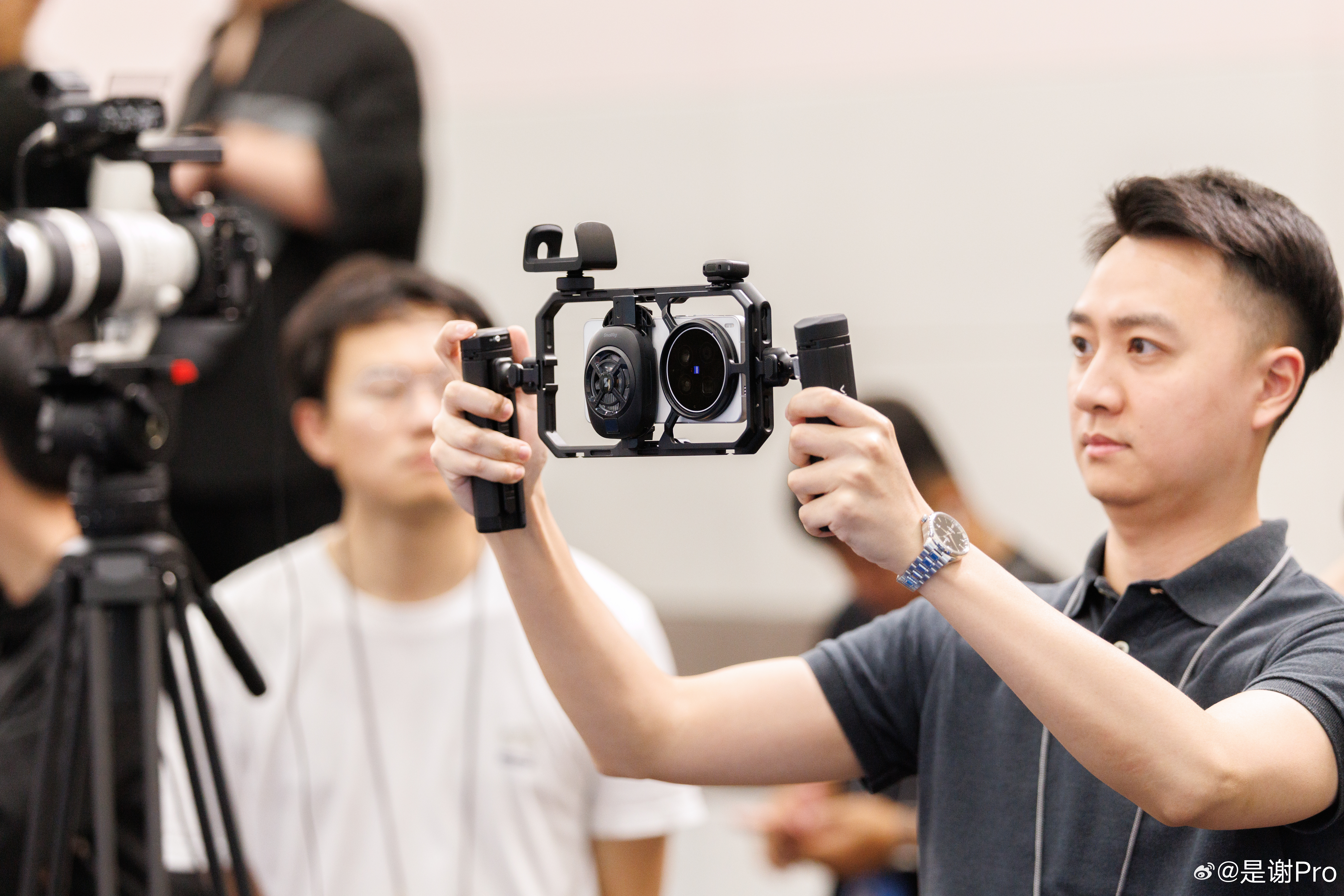 博鳌亚洲论坛2026年年会现场记者都在用vivo X300 Ultra配兔笼，看