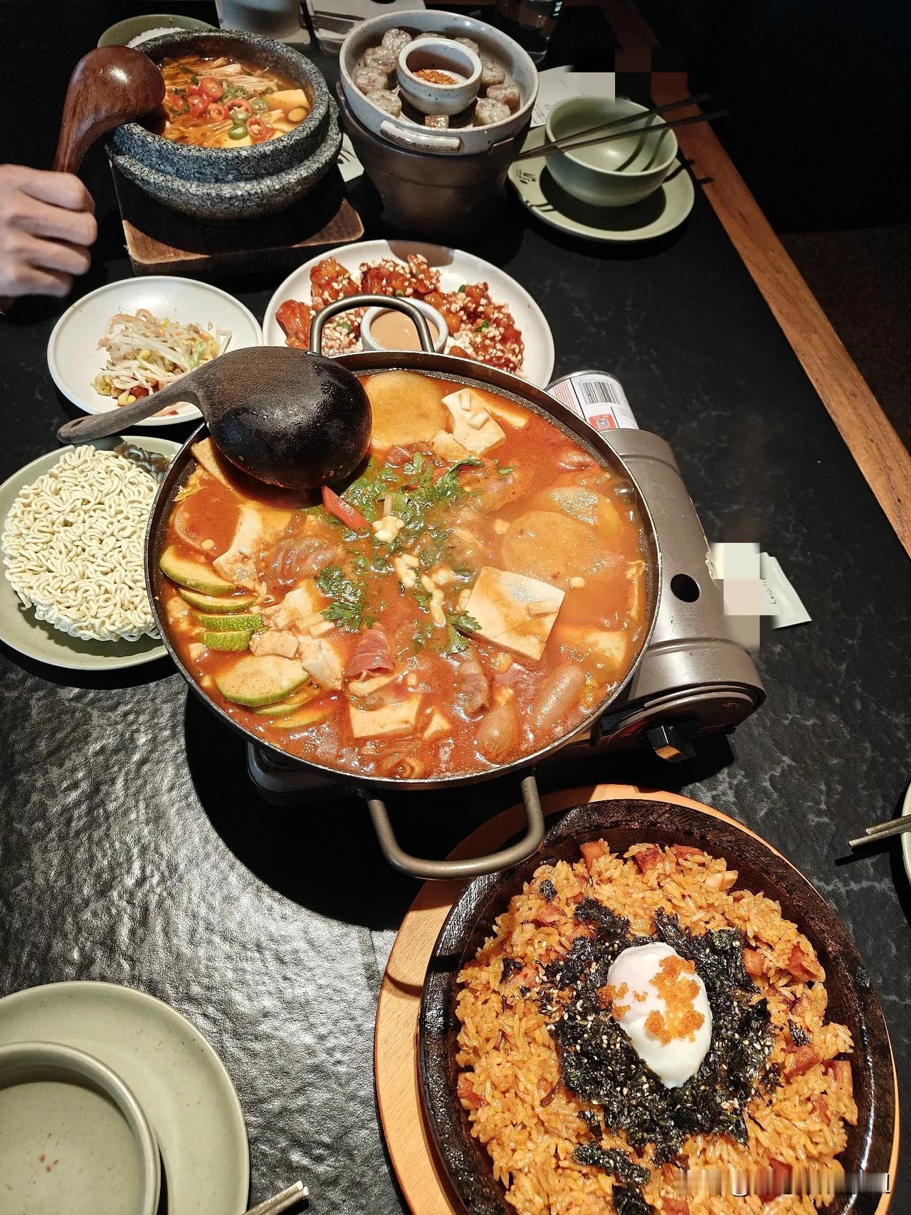 现在动不动就是要离婚吗？
一前女同事，好朋友，叫我们几个朋友一起吃饭，见面聊天就