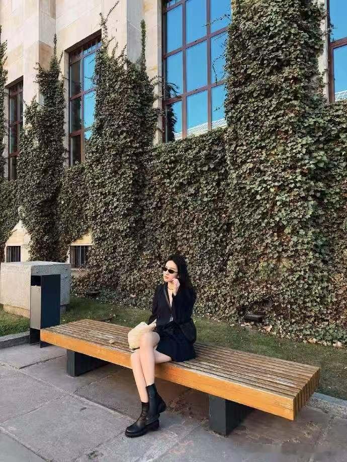 刘亦菲波兰旅行碎片刘亦菲晒波兰随拍刘亦菲刘诗诗 代言悠闲漫步、驻足欣赏风景，享受