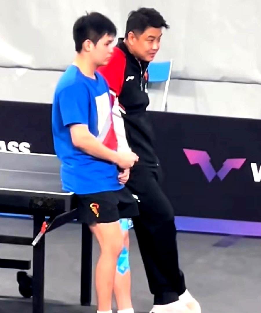 周启豪4-2爆冷夺冠！国乒首冠诞生
 
多哈刚打完，周启豪把冠军抱回家。决赛打满