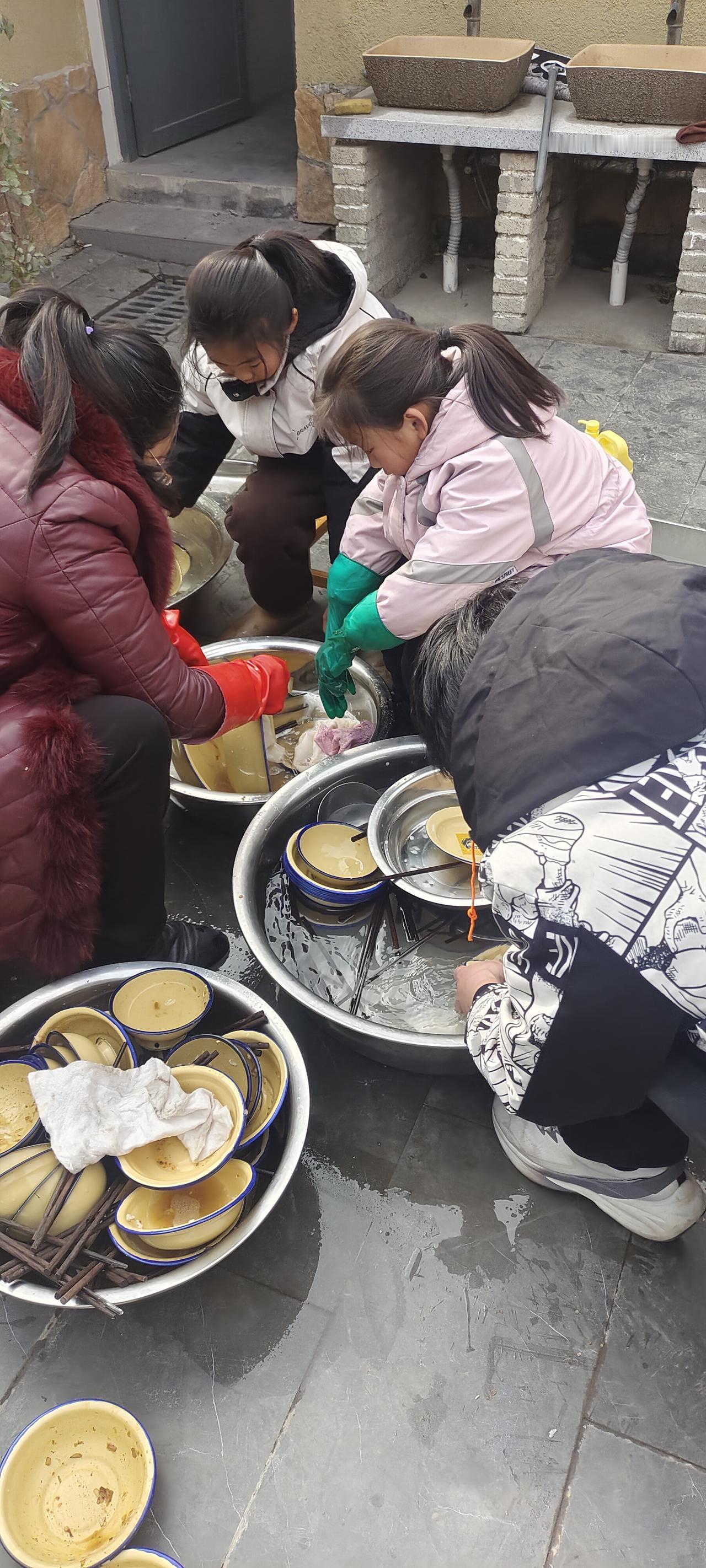 李三清的作品《爸爸，为什么我们这么辛苦却还是很穷?》之所以能狂揽22亿展现，深刻