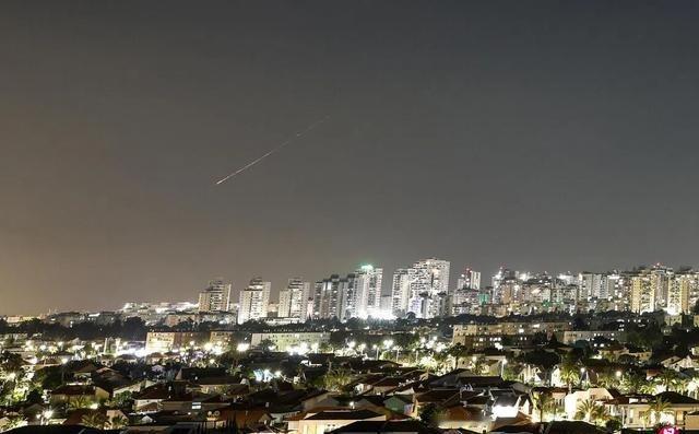 伊朗对以色列北部空军基地的导弹袭击，让整个中东局势再次紧绷。这次行动不仅是针对以