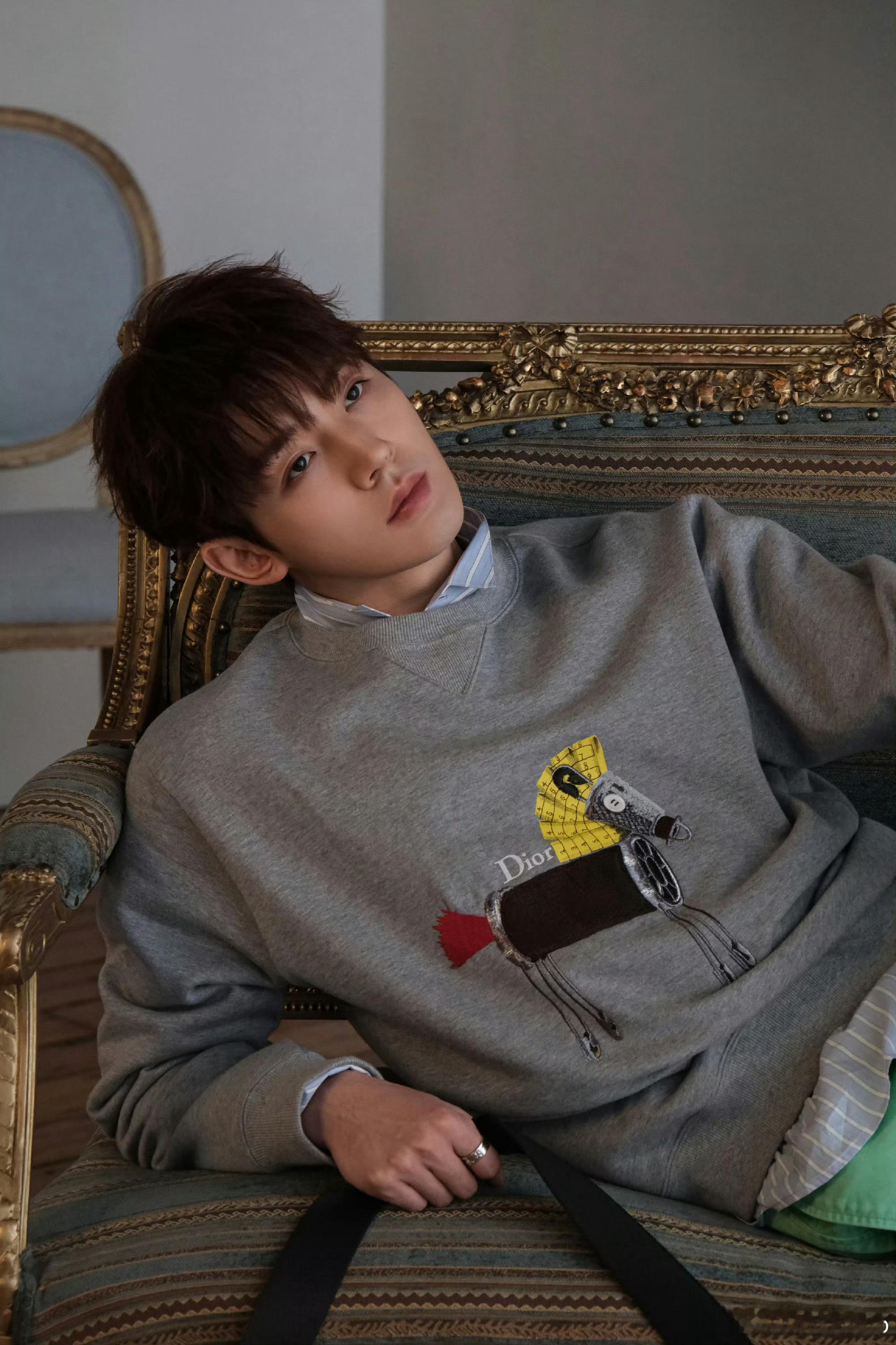 邓为和Dior的适配度真的很好，这么简单的搭配到他身上都显得高级了。。怪不得迪奥