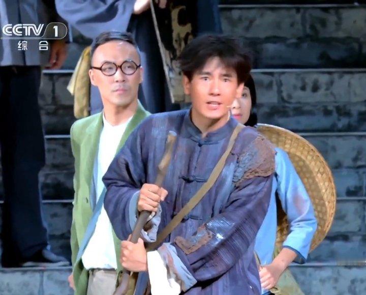 文艺晚会上的明星 文艺晚会上表演的明星文艺晚会上好多明星啊！看到了刘昊然和胡先煦
