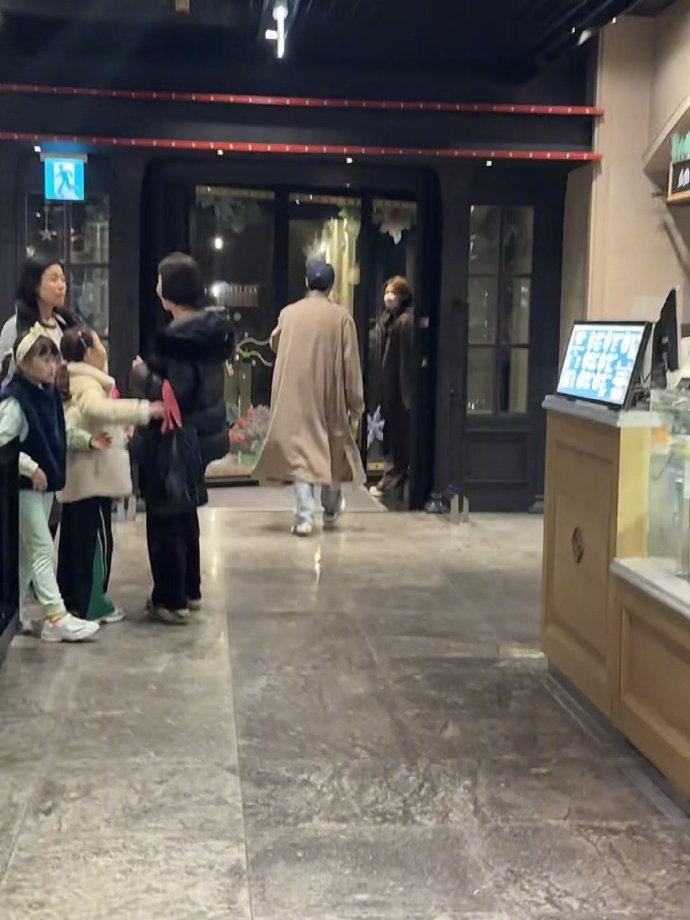 偶遇崔秀英郑敬淏约会 韩国偶遇崔秀英郑敬淏约会，这对是真的很多人很祝福！ 