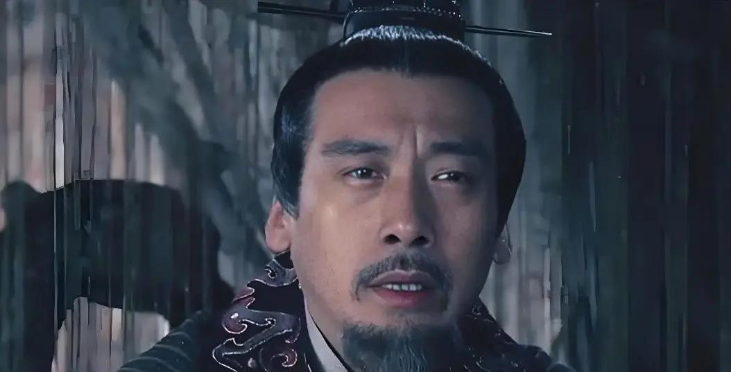 公元前177年，前丞相审食其被刘邦亲儿子铁椎砸死，凶手自首皇帝赦免，满朝文武却无