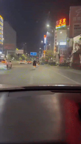 骑车载着女朋友竟然还敢在马路上秀车技耍酷？
这下尴尬了吧