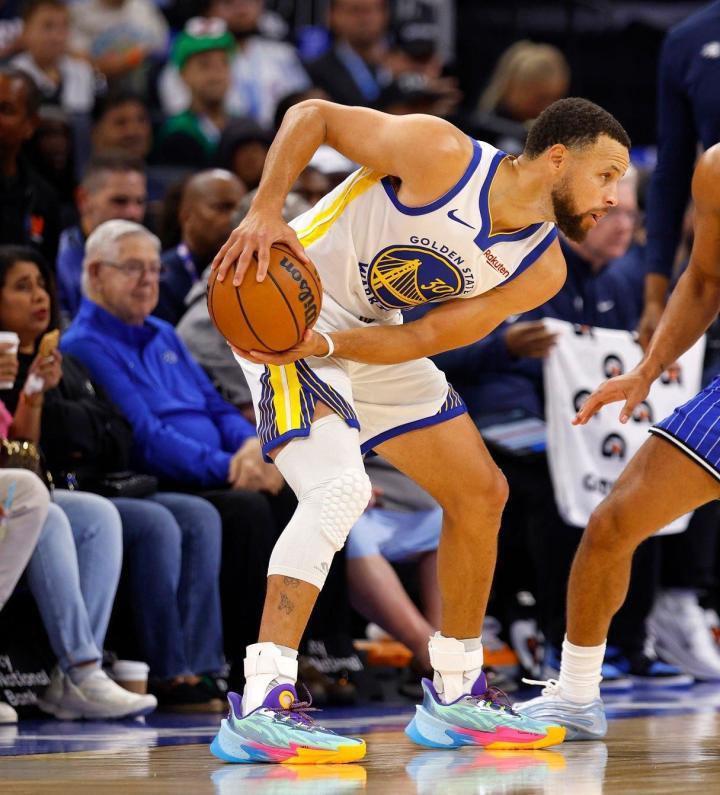 库里-我的评分：库里今天出场34分钟，23投12中，三分球15投7中，罚球5投3