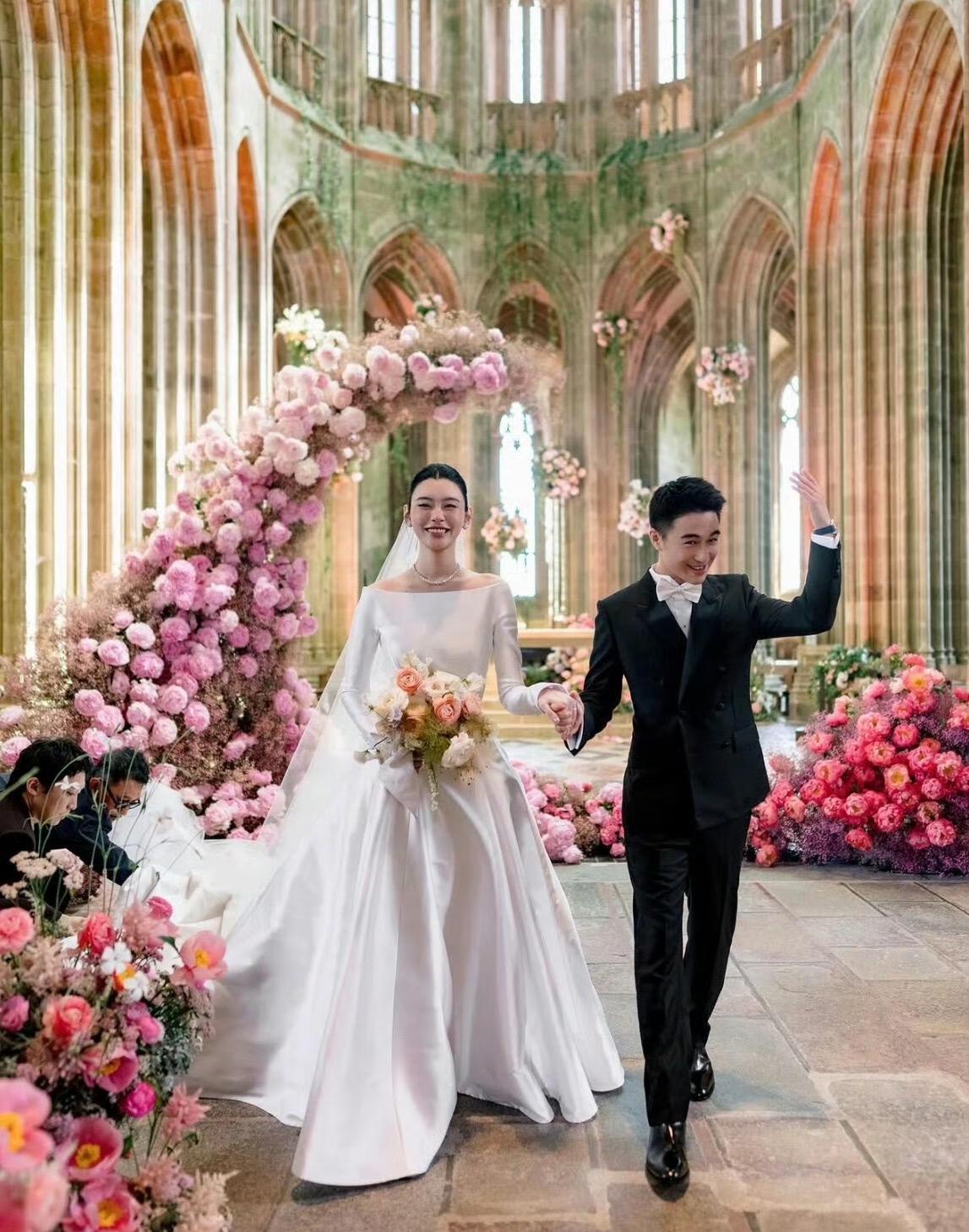 何猷君奚梦瑶婚礼嘉宾大合集，真真切切感受到了豪门继承人的权威性。
一堆奢侈品和高