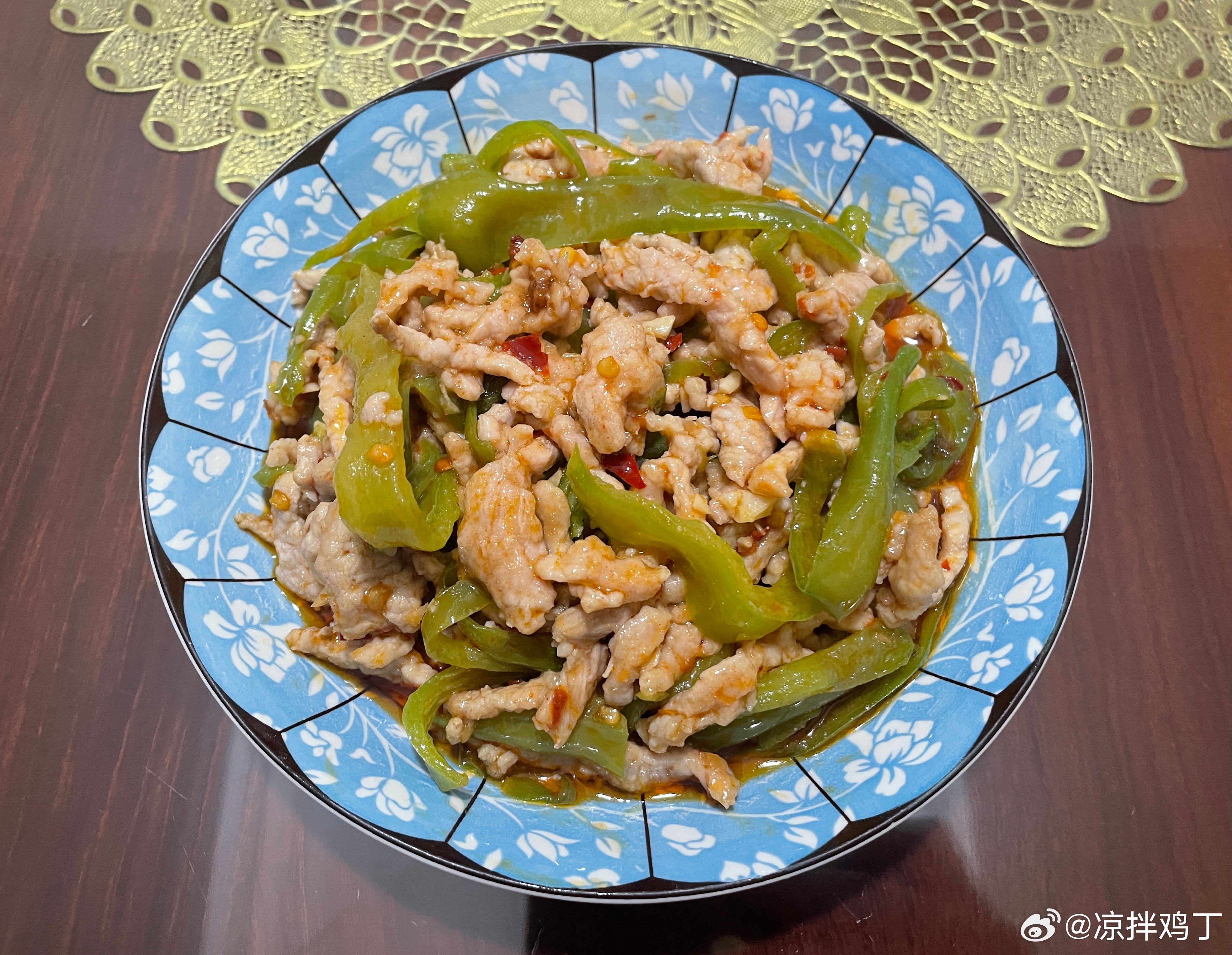 人的口味真的会变，小时候对青椒谈之色变，碰都不要碰，也不明白小当家里做个青椒肉丝