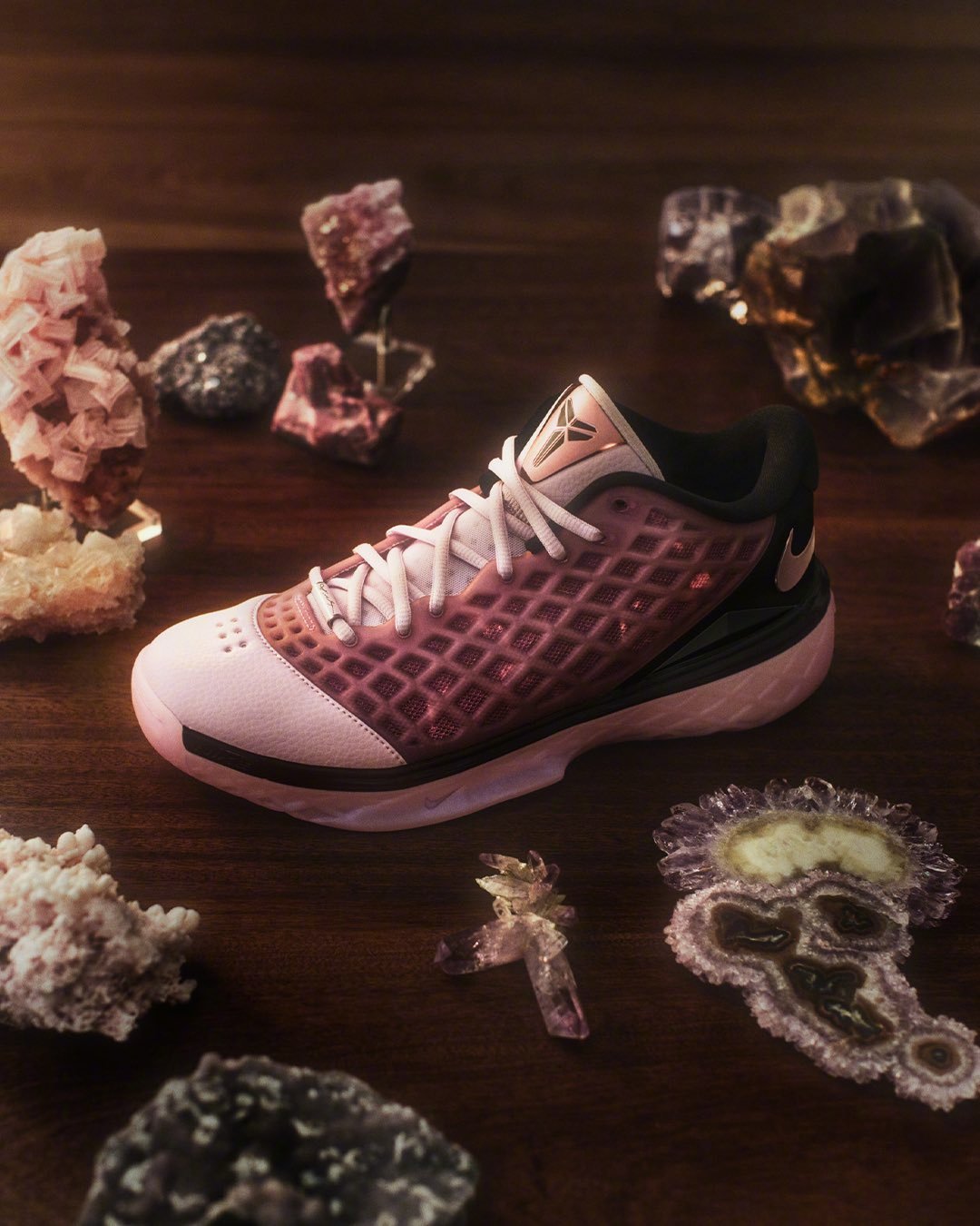 布伦森这会打湖人比赛上脚的Kobe 3 Low Protro “Pink Qua