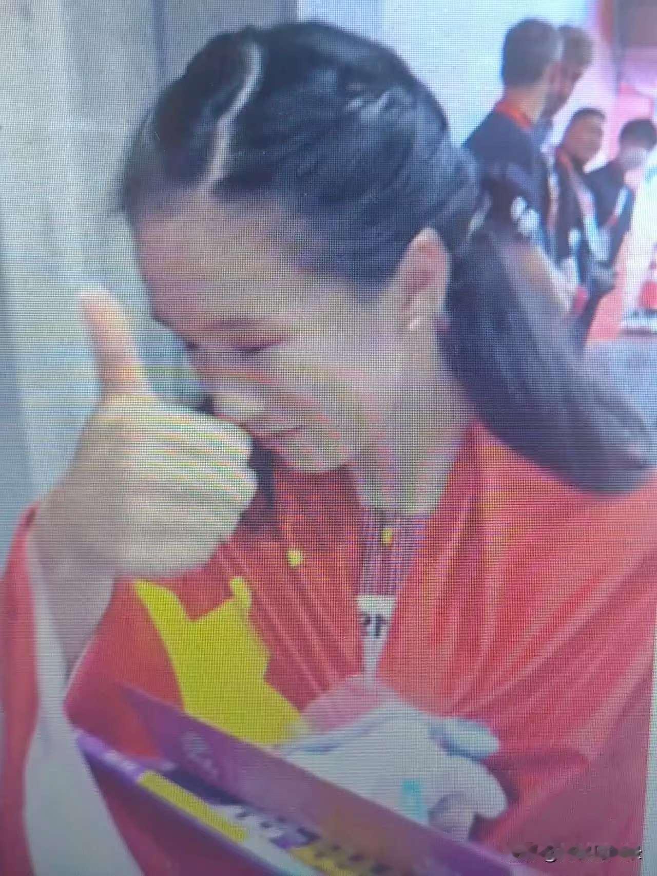 笑死了，
本届亚运会最有意思的一幕发生了，
17岁陈妤颉夺金后，有人送了她一套五