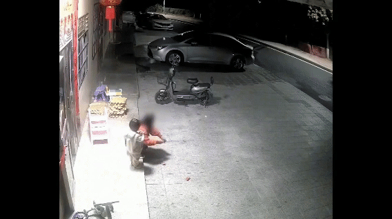 妈妈转身几秒，孩子把摔炮塞进嘴里炸伤舌头！
 
监控里的画面，看得人头皮发麻：妈