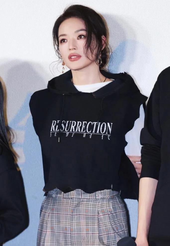 舒淇的穿搭太会玩了！
 
黑色无袖连帽衫叠穿白色内搭，再配格纹阔腿裤，休闲中带着