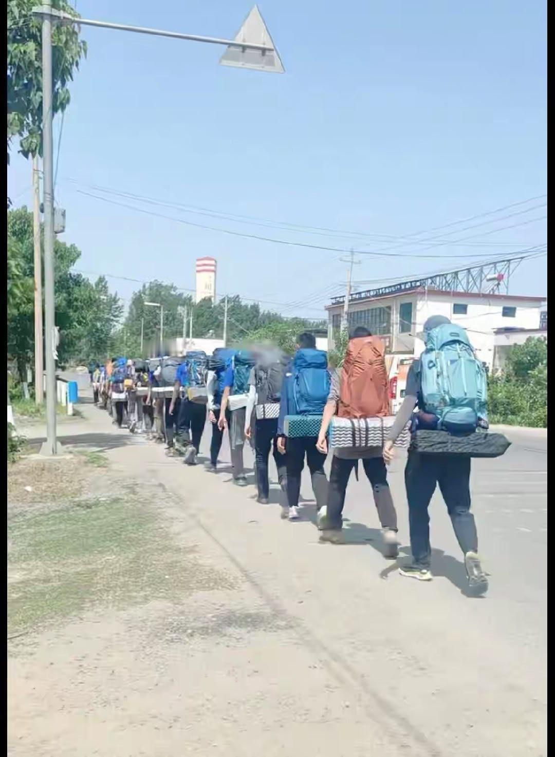他们出行成行成列！

真正的国内爱好户外的背包客不会这样一条直线队排的这么整齐走