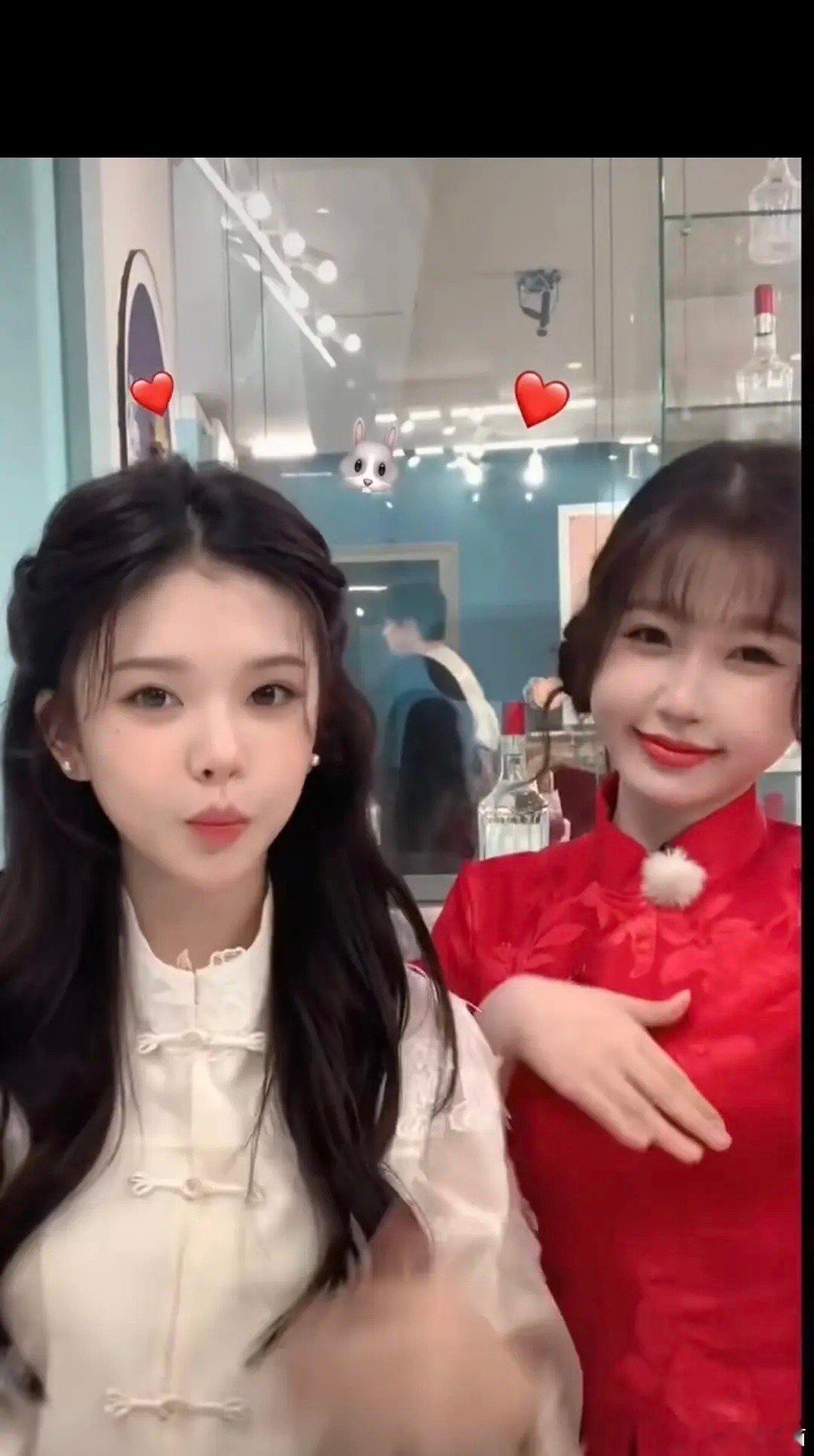 虞书欣和网红彭十六同框，怎么感觉彭十六的五官更立体呢？ ​​​