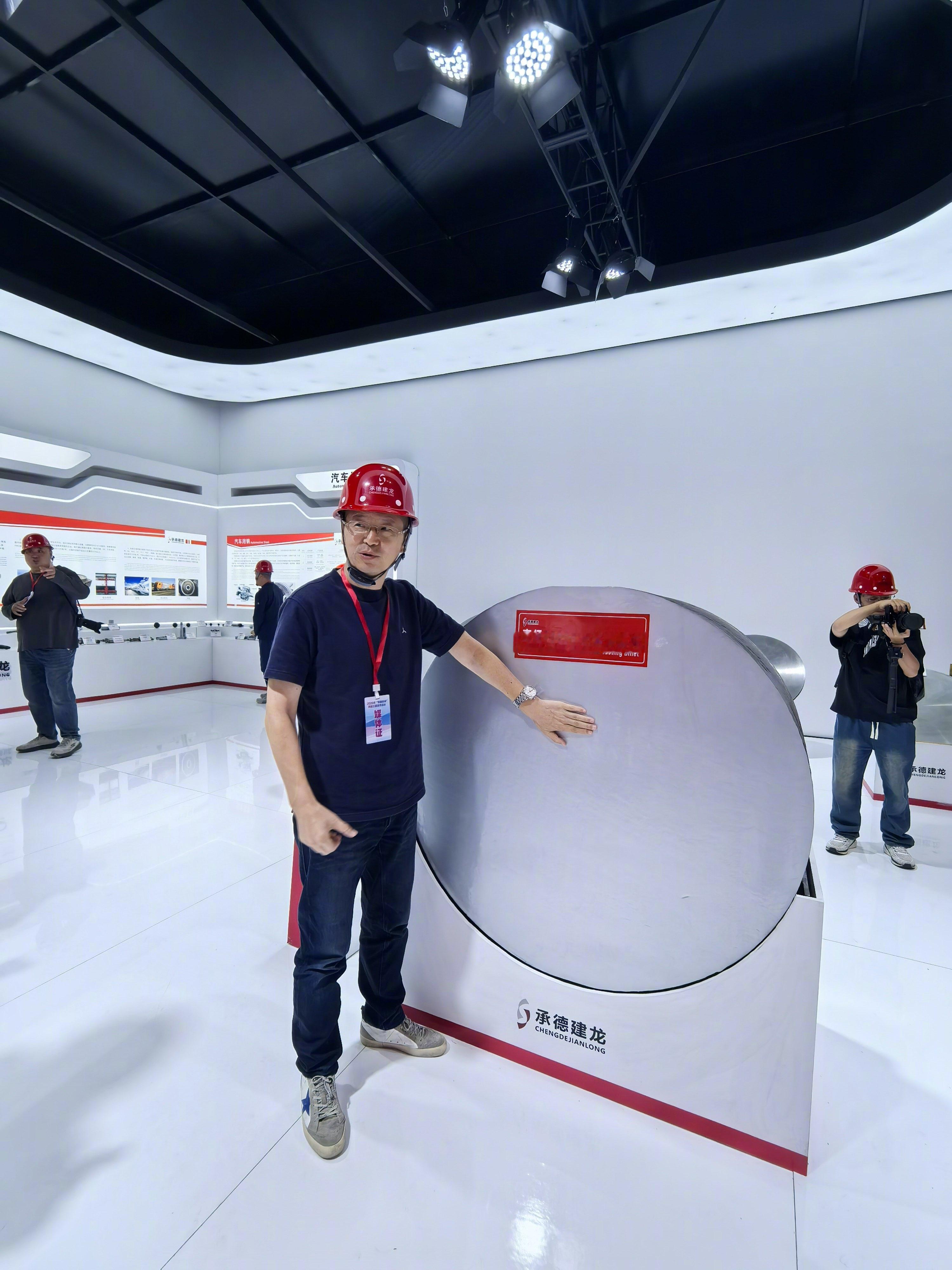 亲爱的承 在承德建龙集团制造的1300毫米的特大型连铸圆坯前留了个影，这家伙绝对