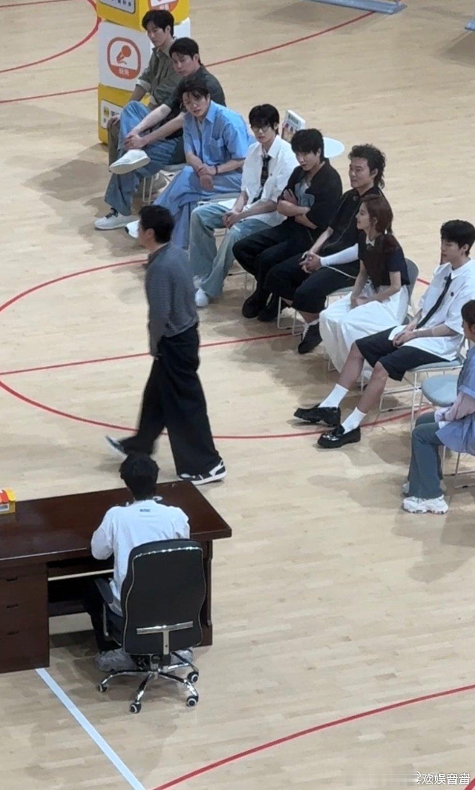 可算让他们找到机会吐槽沈腾了 一人起头全员接梗，话匣子一打开就收不住，挨个吐槽沈