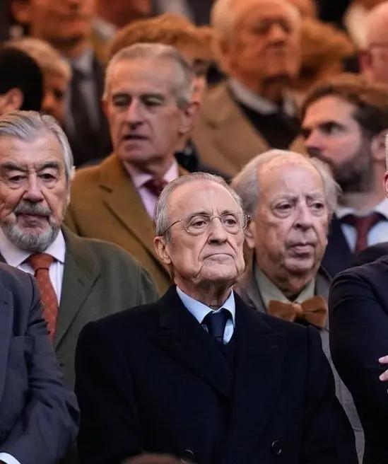 欧洲转会新闻播报！
★成也萧何，败也萧何！
仓促换帅、战术混乱、心态失衡、更衣室