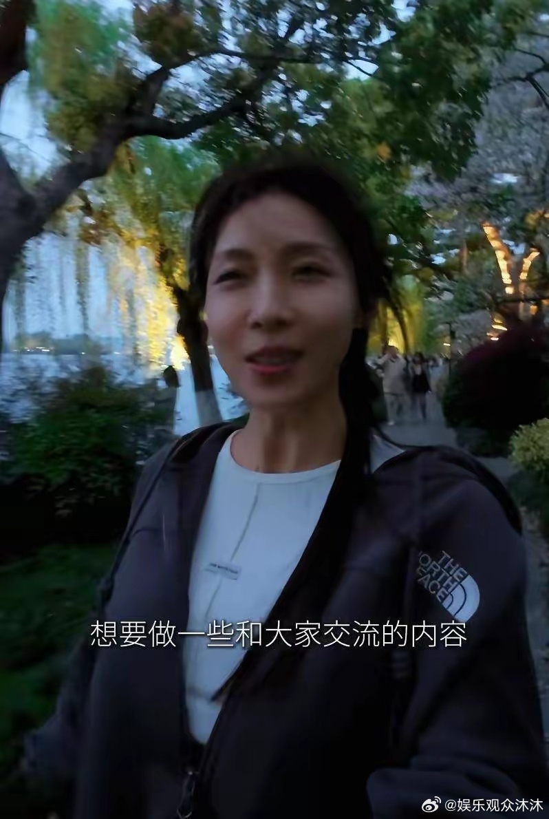 47岁的河智苑，就穿了一身再普通不过的休闲运动装，头发简单利落地扎起，全程没戴口